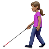 donna con bastone bianco di orientamento: carnagione olivastra