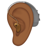 orecchio con apparecchio acustico: carnagione abbastanza scura