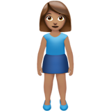 donna in piedi: carnagione olivastra