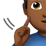 uomo con problemi di udito: carnagione abbastanza scura