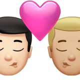 bacio tra coppia: uomo, uomo, carnagione chiara e carnagione abbastanza chiara