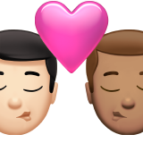 bacio tra coppia: uomo, uomo, carnagione chiara e carnagione olivastra