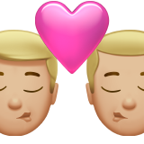 bacio tra coppia: uomo, uomo e carnagione abbastanza chiara