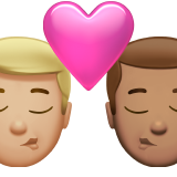 bacio tra coppia: uomo, uomo, carnagione abbastanza chiara e carnagione olivastra