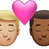 bacio tra coppia: uomo, uomo, carnagione abbastanza chiara e carnagione abbastanza scura