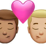 bacio tra coppia: uomo, uomo, carnagione olivastra e carnagione abbastanza chiara