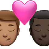 bacio tra coppia: uomo, uomo, carnagione olivastra e carnagione scura