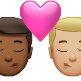 bacio tra coppia: uomo, uomo, carnagione abbastanza scura e carnagione abbastanza chiara