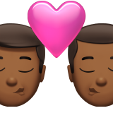 bacio tra coppia: uomo, uomo e carnagione abbastanza scura