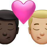 bacio tra coppia: uomo, uomo, carnagione scura e carnagione abbastanza chiara