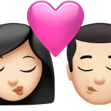 bacio tra coppia: donna, uomo e carnagione chiara