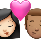 bacio tra coppia: donna, uomo, carnagione chiara e carnagione olivastra