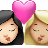 bacio tra coppia: donna, donna, carnagione chiara e carnagione abbastanza chiara