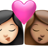 bacio tra coppia: donna, donna, carnagione chiara e carnagione olivastra