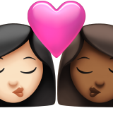 bacio tra coppia: donna, donna, carnagione chiara e carnagione abbastanza scura