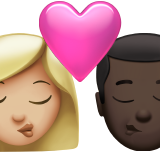 bacio tra coppia: donna, uomo, carnagione abbastanza chiara e carnagione scura