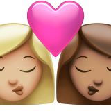 bacio tra coppia: donna, donna, carnagione abbastanza chiara e carnagione olivastra