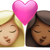 bacio tra coppia: donna, donna, carnagione abbastanza chiara e carnagione abbastanza scura