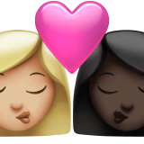bacio tra coppia: donna, donna, carnagione abbastanza chiara e carnagione scura