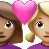 coppia con cuore: donna, donna, carnagione olivastra e carnagione abbastanza chiara