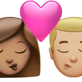 bacio tra coppia: donna, uomo, carnagione olivastra e carnagione abbastanza chiara