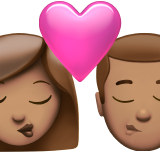 bacio tra coppia: donna, uomo e carnagione olivastra