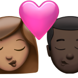 bacio tra coppia: donna, uomo, carnagione olivastra e carnagione scura