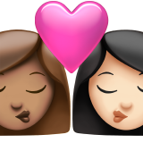 bacio tra coppia: donna, donna, carnagione olivastra e carnagione chiara