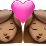 bacio tra coppia: donna, donna e carnagione olivastra