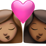 bacio tra coppia: donna, donna, carnagione olivastra e carnagione abbastanza scura