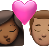 bacio tra coppia: donna, uomo, carnagione abbastanza scura e carnagione olivastra