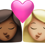 bacio tra coppia: donna, donna, carnagione abbastanza scura e carnagione abbastanza chiara