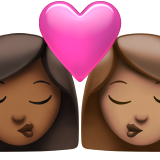 bacio tra coppia: donna, donna, carnagione abbastanza scura e carnagione olivastra