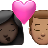 bacio tra coppia: donna, uomo, carnagione scura e carnagione olivastra