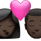 bacio tra coppia: donna, uomo e carnagione scura