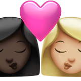 bacio tra coppia: donna, donna, carnagione scura e carnagione abbastanza chiara