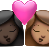 bacio tra coppia: donna, donna, carnagione scura e carnagione olivastra