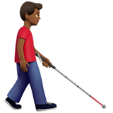 uomo con bastone bianco di orientamento: carnagione abbastanza scura e a destra