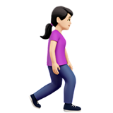 donna che cammina: carnagione chiara e a destra