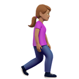 donna che cammina: carnagione olivastra e a destra