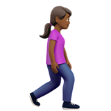 donna che cammina: carnagione abbastanza scura e a destra