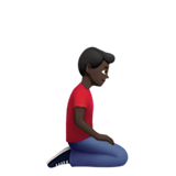 uomo inginocchiato: carnagione scura e a destra