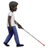 persona con bastone di orientamento: carnagione scura e a destra