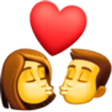 Bacio tra coppia: donna e uomo - Facebook