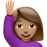 donna con mano alzata: carnagione olivastra