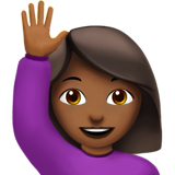 donna con mano alzata: carnagione abbastanza scura